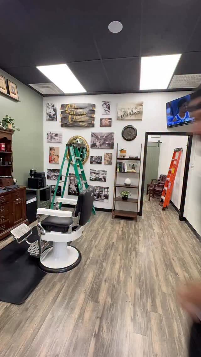 Instagram post from cuttothechase_barber. This post is in position 0.
